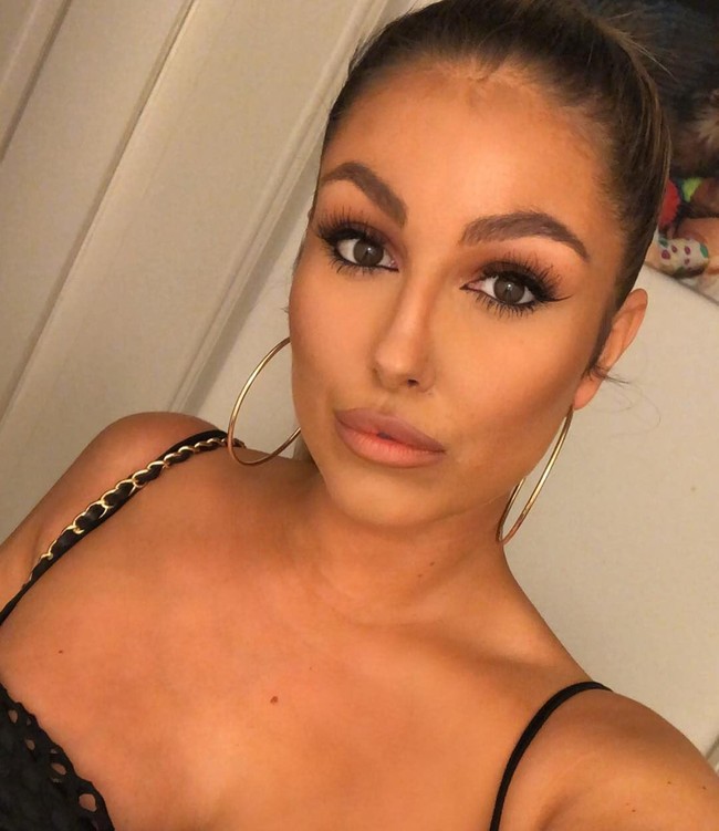 Stones dan Olivia bertemu pada sebuah malam ketika keduanya hangout. Dilaporkan jika Olivia sering datang ke pesta pemain Manchester dan sering mengunjungi sejumlah klub yang kerap disinggahi mereka. Foto: Instagram @olivianaylormua