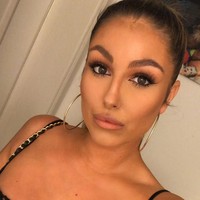 Stones dan Olivia bertemu pada sebuah malam ketika keduanya hangout. Dilaporkan jika Olivia sering datang ke pesta pemain Manchester dan sering mengunjungi sejumlah klub yang kerap disinggahi mereka. Foto: Instagram @olivianaylormua