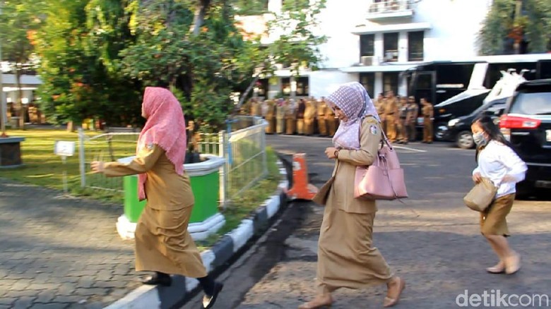 Usai Libur Lebaran, Sejumlah Pegawai Pemkot Makassar Terlambat Upacara Usai Libur Lebaran, Sejumlah Pegawai Pemkot Makassar Terlambat Upacara