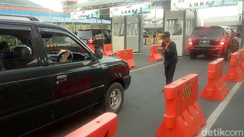 Aktivitas Relawan Manifes di Pelabuhan Ketapang Saat Arus Mudik dan Balik Aktivitas Relawan Manifes di Pelabuhan Ketapang Saat Arus Mudik dan Balik