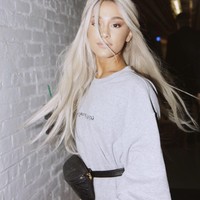 Ariana Grande pun tak segan tampil dengan rambut yang dicat pirang. Inilah penampilan rambut pirang dan digerainya yang sangat jarang ditunjukkan.  Foto: dok. Instagram @arianagrande