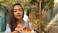 Waduh makannya banyak banget nih. Ada sandwich, cake, pie hingga es krim. Makannya sendirian aja nih? Foto: instagram @angelagilsha