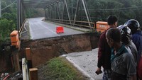 Warga berkerumun menyaksikan akses Trans Sulawesi yang terputus akibat banjir bandang.