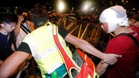 Sejumlah demonstran terluka dalam bentrokan ini. REUTERS/Thomas Peter.