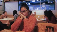 Bersantap di sebuah restoran, Reina terlihat menunggu makanan. Pose menunggunya cute ya! Foto: Instagram reinakato