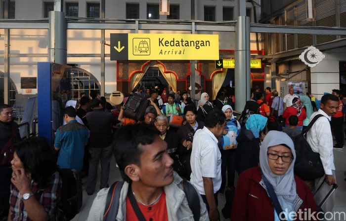 Puluhan ribu pemudik telah kembali ke Jakarta dari Stasiun Pasar Senen. Hingga H+5 Lebaran, suasana di stasiun masih padat.
