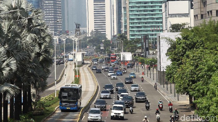 Hari ini sejumlah warga dan PNS mulai kembali beraktivitas usai libur lebaran. Jika biasanya Jalan Sudirman-Thamrin ramai kendaraan kini nampak masih lengang.