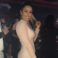 Perbincangan di antara pemain dalam kehidupan pribadi John bisa berhubungan dengan kesalahan-kesalahannya. John mendapat ejekan, sebagian besar karena Olivia mengenal pemain-pemain lainnya, ungkap sumber kepada The Sun. Foto: Instagram @olivianaylormua