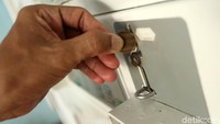 Untuk mencuci dibutuhkan dua koin, dengan harga satu koin Rp 15.000.