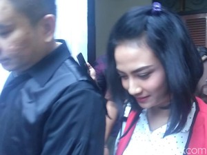 Dituntut 6 Bulan Penjara, Vanessa Angel Bungkam