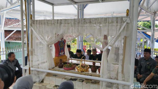 Pejabat Pemkab Ciamis Jaga Tradisi Tapak Tilas ke Makam Bupati  