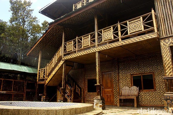 Cottage Gunung Papandayan ini tidak seperti cottage pada umumnya. Dibangun dari bambu dan bernuansa klasik (Hakim Ghani/detikcom) Cottage Gunung Papandayan ini tidak seperti cottage pada umumnya. Dibangun dari bambu dan bernuansa klasik (Hakim Ghani/detikcom)
