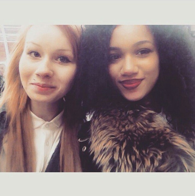 Lucy memiliki kulit putih dengan rambut lurus. Sementara Maria berkulit gelap dengan rambut keriting. Foto: dok. Instagram @mariaaylmer