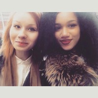 Lucy memiliki kulit putih dengan rambut lurus. Sementara Maria berkulit gelap dengan rambut keriting. Foto: dok. Instagram @mariaaylmer