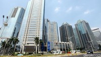 Salah satu ruas jalan protokol di ibu kota itu pada hari-hari biasa tak pernah sepi dari kendaraan yang melintas. Namun, pemandangan Jalan Sudirman-Thamrin siang ini nampak tak banyak dilewati oleh kendaraan.
