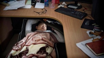 Banyak dari mereka memanfaatkan jam makan siang untuk tidur siang, sesuatu yang lumrah dilakukan di China. Foto: Getty Images