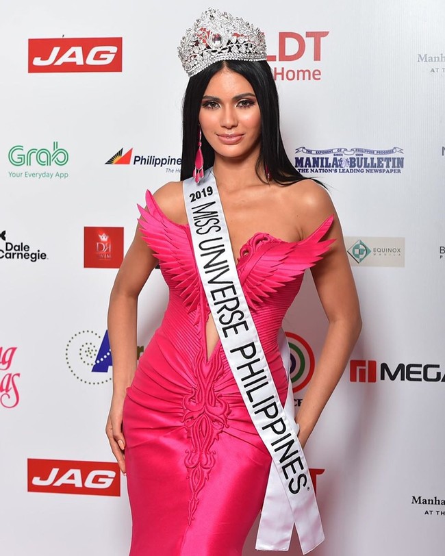 Selain meraih gelar Miss Universe Filipina 2019, pada ajang Binibining Pilipinas 2019, Gazini juga dinobatkan sebagai finalis dengan gaun malam terbaik. Dia juga meraih gelar Miss Photogenic. Foto: Instagram @bbpilipinasofficial, @ gazinii