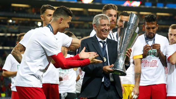 Soccer Football - UEFA Nations League Final - Portugal v Netherlands - Estadio do Dragao, Porto, Portugal - June 9, 2019  Portugal coach Fernando Santos celebrates winning the UEFA Nations League Final with the trophy          Action Images via Reuters/Carl Recine