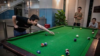 Atau bisa juga bermain biliard untuk melepas rasa suntuk. Foto: Getty Images