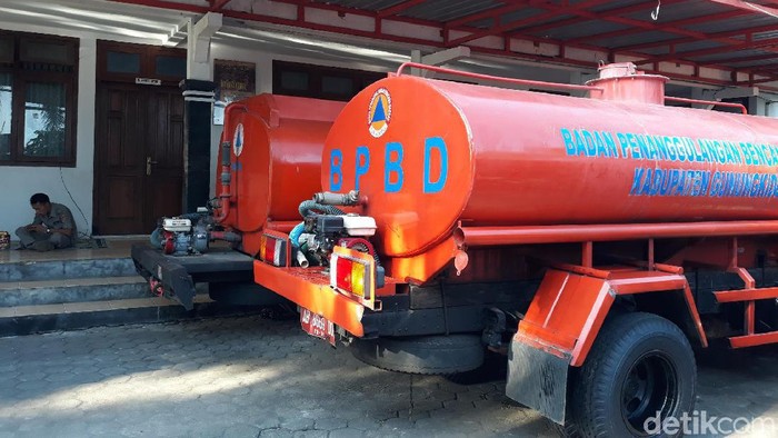 Truk tangki yang disiapkan BPBD Gunungkidul untuk dropping air ke lokasi kekeringan, Senin (10/6/2019).