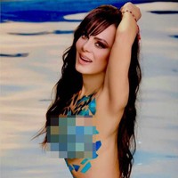 Maribel tampil menakjubkan berdiri di kolam renang dengan hanya mengenakan stiker biru mengkilap yang menutupi sebagian tubuhnya. Foto: Instagram