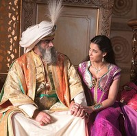 Adalah Michael Wilkinson, desainer di balik kostum-kostum atraktif yang dikenakan para pemain film Aladdin mulai dari Putri Jasmine, Aladdin, Sultan sampai Jaffar. Foto: Istimewa