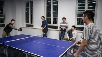 Tempat bermain ping pong, olahraga yang populer di China, juga tersedia. Foto: Getty Images