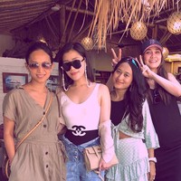 Chryseis Tan mengunggah kebersamaannya dengan Luna Maya saat sedang liburan di Bali. Chryseis yang mengaku tidak suka disebut sebagai crazy rich Asian adalah putri dari Vincent Tan yang masuk dalam daftar orang terkaya dunia versi majalah Forbes dengan kekayaan mencapai US$ 820 juta. Foto: Instagram @ chrystan_x