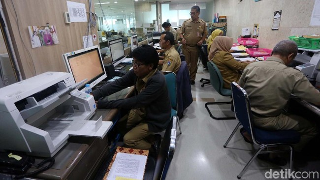 PNS Bakal Bisa Kerja dari Rumah, Jokowi Teken Aturan Mobil Listrik