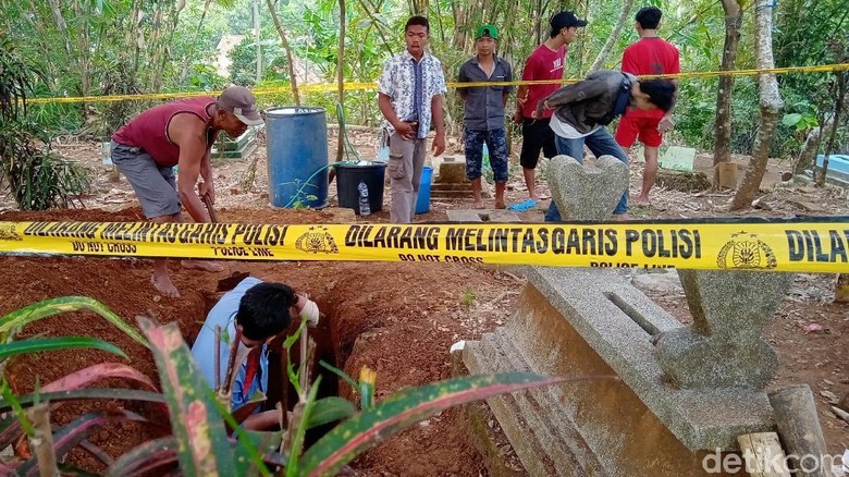 Menguak Fakta Usai Pembongkaran Makam Seorang Pria di Kebumen Menguak Fakta Usai Pembongkaran Makam Seorang Pria di Kebumen