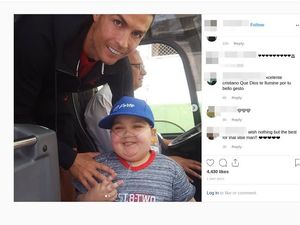 So Sweet! CR7 Hentikan Bus karena Bocah Pejuang Leukemia Ini Ingin Foto