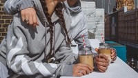 Ngopi bareng pemain Arsenal. Wanita berusia 26 tahun ini juga adalah penggemar kopi.  Foto: Instagram@gulseamine