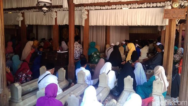 Suasana kompleks makam Sunan Kudus. 