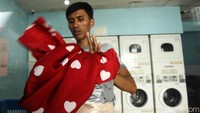 Biasanya warga yang telah pulang liburan akan menggunakan jasa laundry.