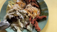 Nasi campur khas Singapura yang sederhana seperti ini, selalu jadi pilihan Elroy untuk makan siang. Tak lupa acara makan siang ini ditemani dengan minuman lemon yang segar. Foto: Instagram @elroxcheo