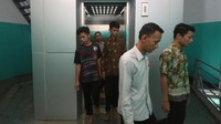 Beragam peralatan elektronik mulai dari kipas angin, lampu, komputer, hingga lift beroperasi dengan menggunakan pasokan energi tenaga surya.