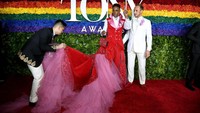 Billy kembali tampil dengan gaun panjang menyapu lantai saat hadir di acara tersebut. Dimitrios Kambouris/Getty Images for Tony Awards Productions