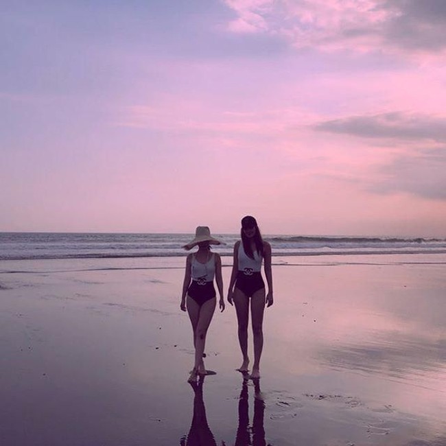 Ditemani Luna Maya, Chryseis Tan memamerkan momen ketika dirinya dan mantan kekasih Reino Barack itu tampil kembar di pantai. Keduanya sama-sama memakai baju renang one piece hitam putih dari Chanel. Foto: Instagram @ chrystan_x