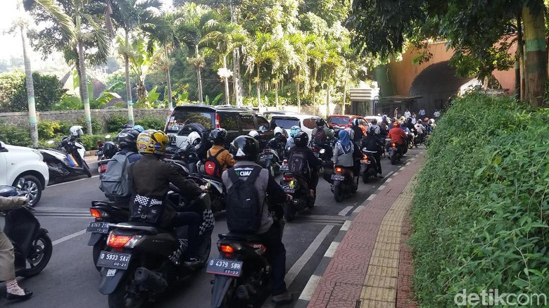 Telat Apel Usai Lebaran, PNS Antre di Gerbang Pemkot Cimahi Telat Apel Usai Lebaran, PNS Antre di Gerbang Pemkot Cimahi