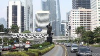 Sejumlah petugas nampak melakukan perawatan tanaman di sekitar Jalan Sudirman-Thamrin, Jakarta.