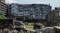 Jangan masuk terlalu jauh ke dalam area bangunan. Selain berbahaya karena bangunan rusak, katanya banyak wisatawan yang mendengar suara-suara mistis. (Carl Court/Getty Images)