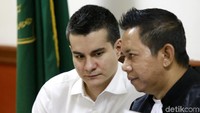 Steve Emmanuel saat hadiri persidangan di Pengadilan Negeri Jakarta Barat pada Senin (10/6). Pool/Palevi S/detikFoto.