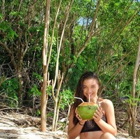 Selain suka olahraga, wanita 26 tahun itu semakin terlihat mempesona karena sebagai pecinta alam. Angela hobi ke pantai, bahkan naik gunung.  Foto: instagram @angelagilsha