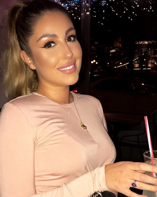 Performa John Stones yang menurun dalam laga Inggris melawan Belanda lalu jadi perbincangan. Sejumlah media pun memberitakan jika pemain Manchester City itu terpengaruh dengan gosip mengenai hubungan asmaranya dengan Olivia Naylor. Foto: Instagram @olivianaylormua