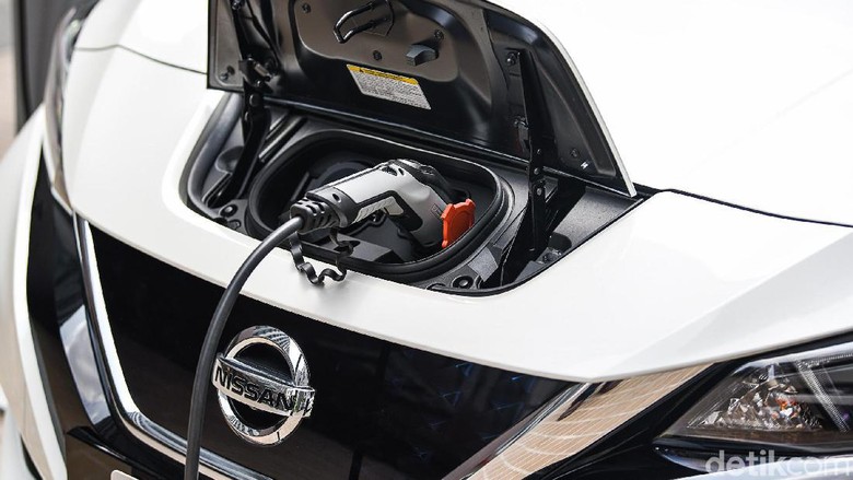 Colokan baterai mobil Nissan LEAF ada di bagian moncong mobil Foto: Nissan
