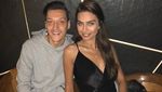 Sah! Begini Kemesraan Amine Gulse dan Mesut Ozil Saat Kulineran