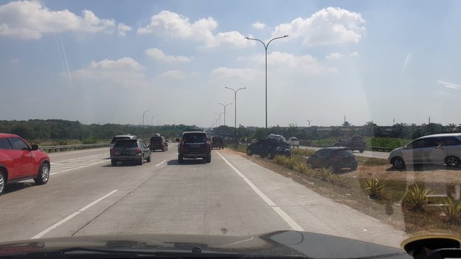 Berita Populer: Mobil yang Bikin Macet Trans Jawa, Rossi Naik Tmax