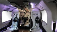 Mercedes-Benz menyulap bagian dalamnya dengan interior yang mewah. Interior kulit dengan elemen kayu di lantainya membuat suasana di dalam helikopternya begitu elegan (Aribus)