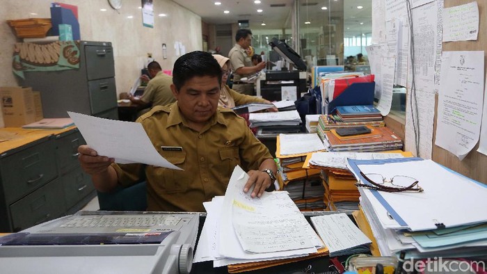 Usai libur Lebaran, PNS di DKI Jakarta kembali bekerja. Gubernur DKI Jakarta Anies Baswedan menyebut tingkat kehadiran di hari pertama ini mencapai 99,73 persen.