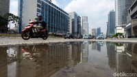 Sejumlah kendaraan nampak melintas di kawasan Jalan Sudirman-Thamrin, Jakarta, Senin (10/6/2019).